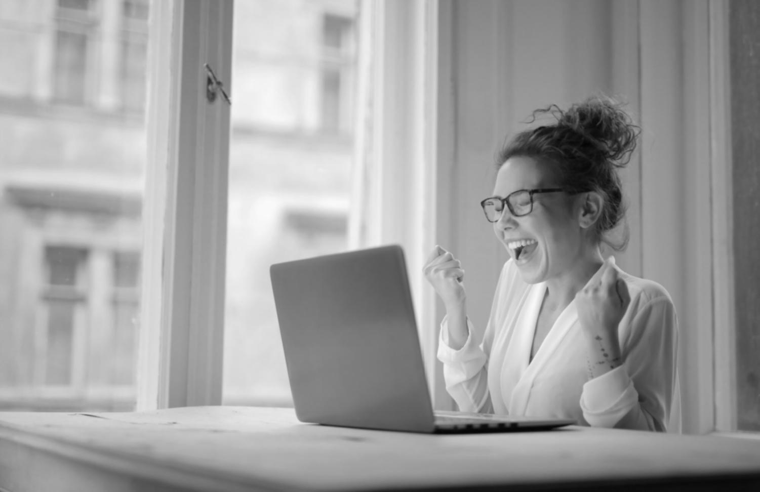 Équipe traveniquos travaillant sur des analyses financières personnalisées